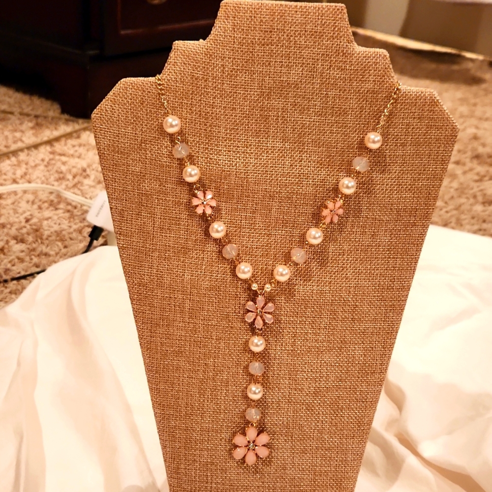 Carol Dauplaise.  Pink flower and white pearl necklace and earrings. N… - Picture 2 of 2